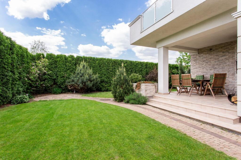 Modernes Haus mit schönem Garten und Terrasse