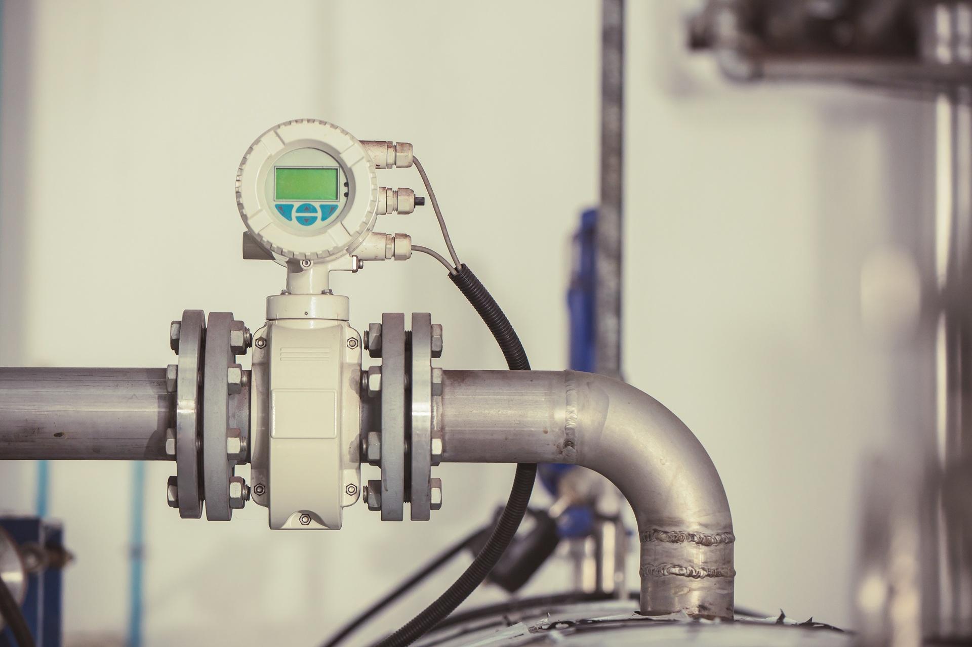 Industrieller Sensor an Edelstahlleitung | Thermofühler

