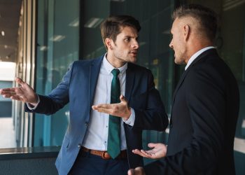 Unterschied zwischen Konflikt und Mobbing am Arbeitsplatz: Wo die Grenze verläuft