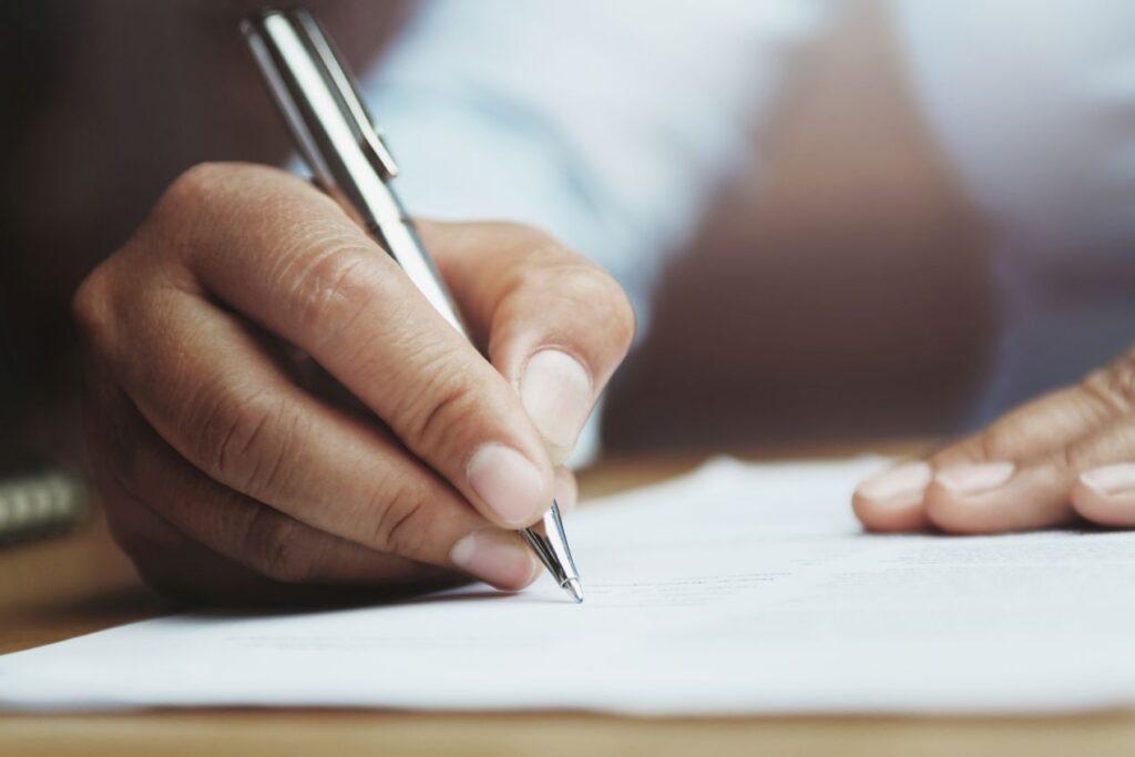 Lektorat beim handschriftlichen Korrigieren eines Fachtextes