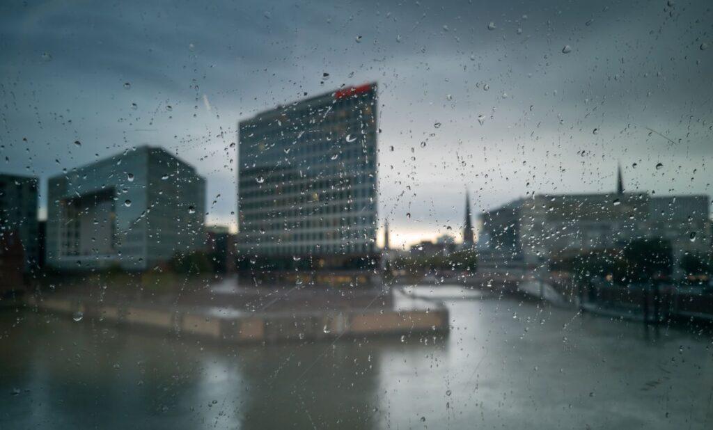 Regen ueber Hamburg zeigt das Klima, das beim Zaun Hamburg beachtet werden muss