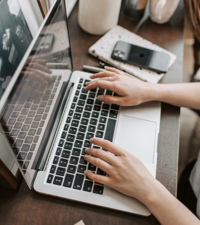 Frau am Schreibtisch mit Laptop